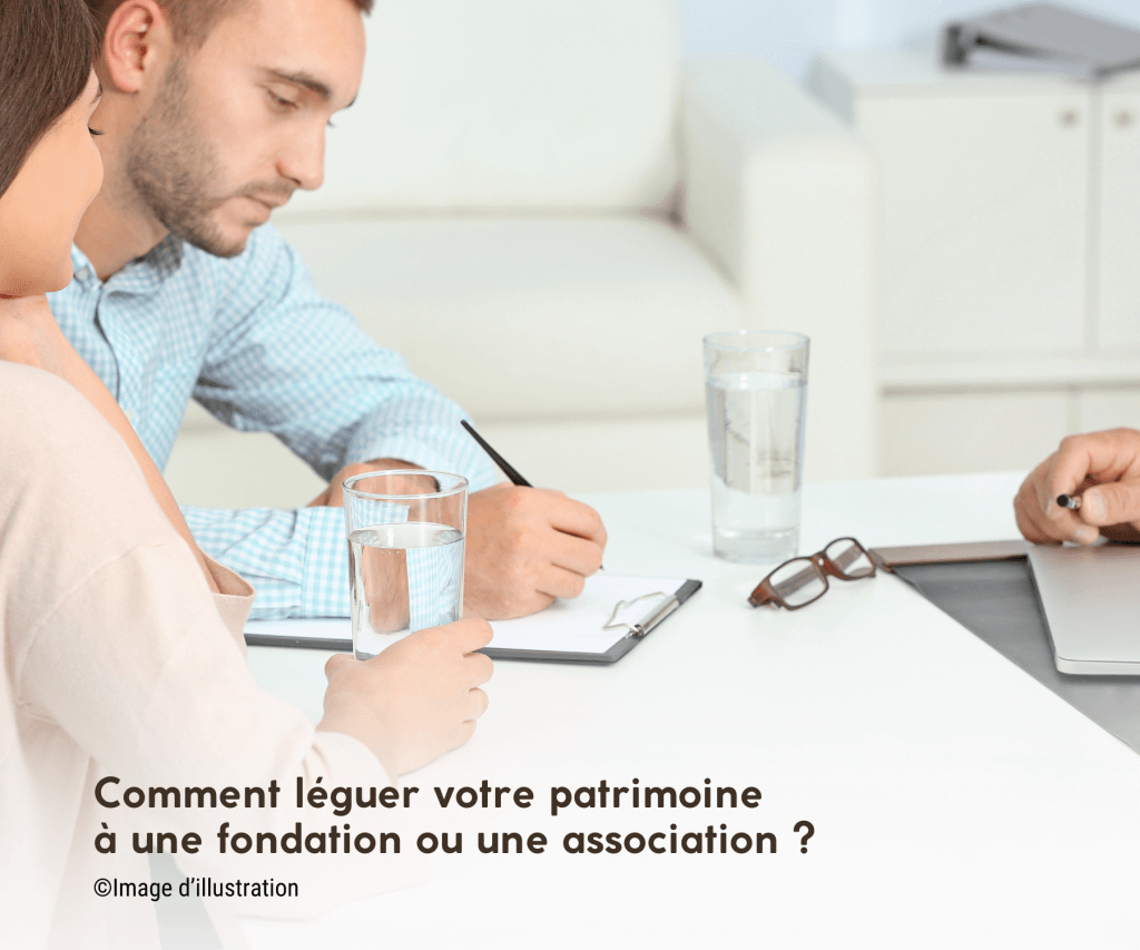 Réunion avec un notaire pour discuter des options de legs à une association