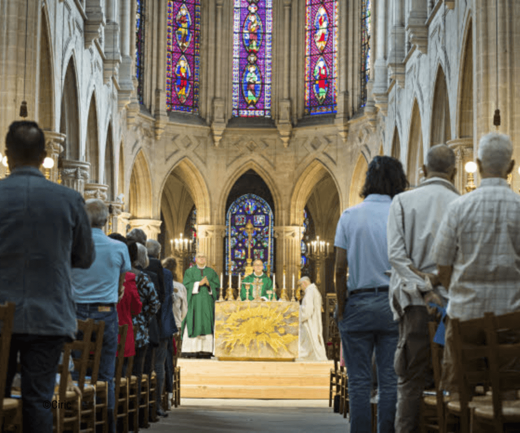 Fidèles unie dans la foi et la bienveillance autour des actions de l'Église