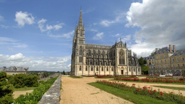 quelle est la particularité de basilique Notre-Dame de Montligeon ?