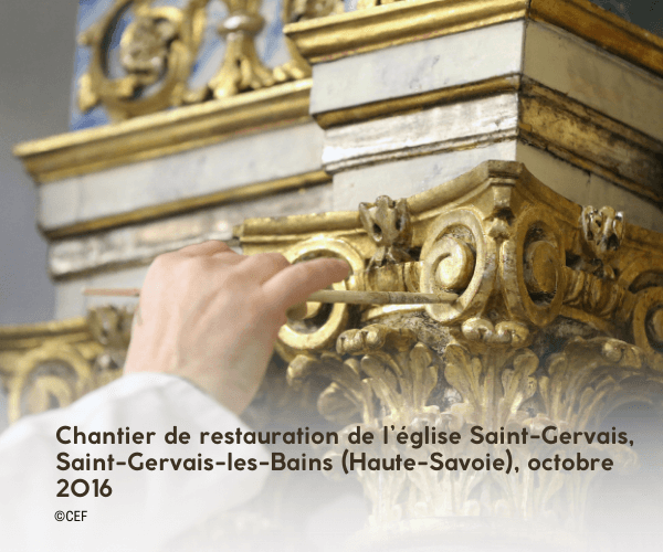 Travaux de restauration sur une église ancienne, illustrant l’importance du mécénat pour préserver le patrimoine religieux.