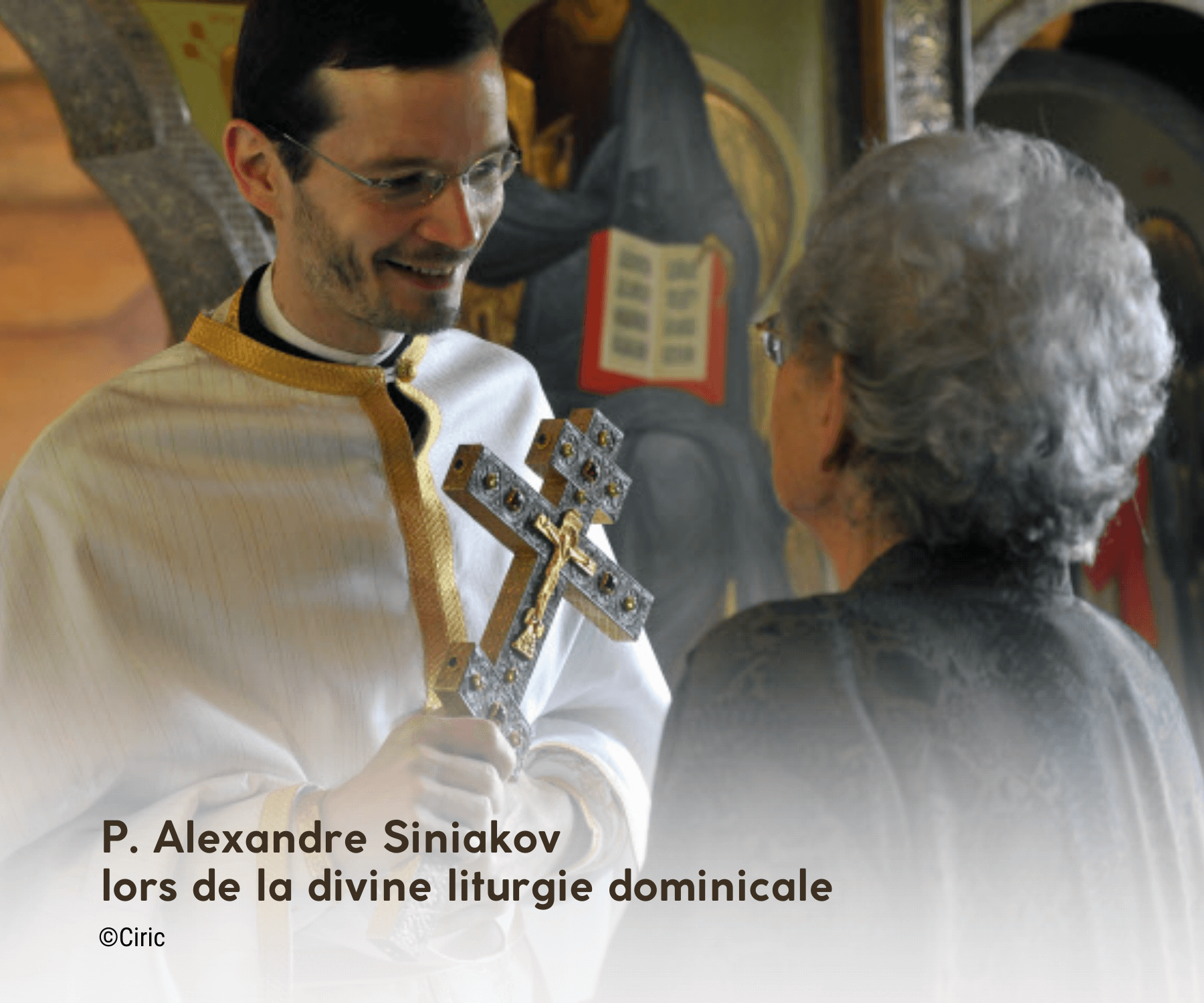 P. Alexandre Siniakov lors de la divine liturgie dominicale