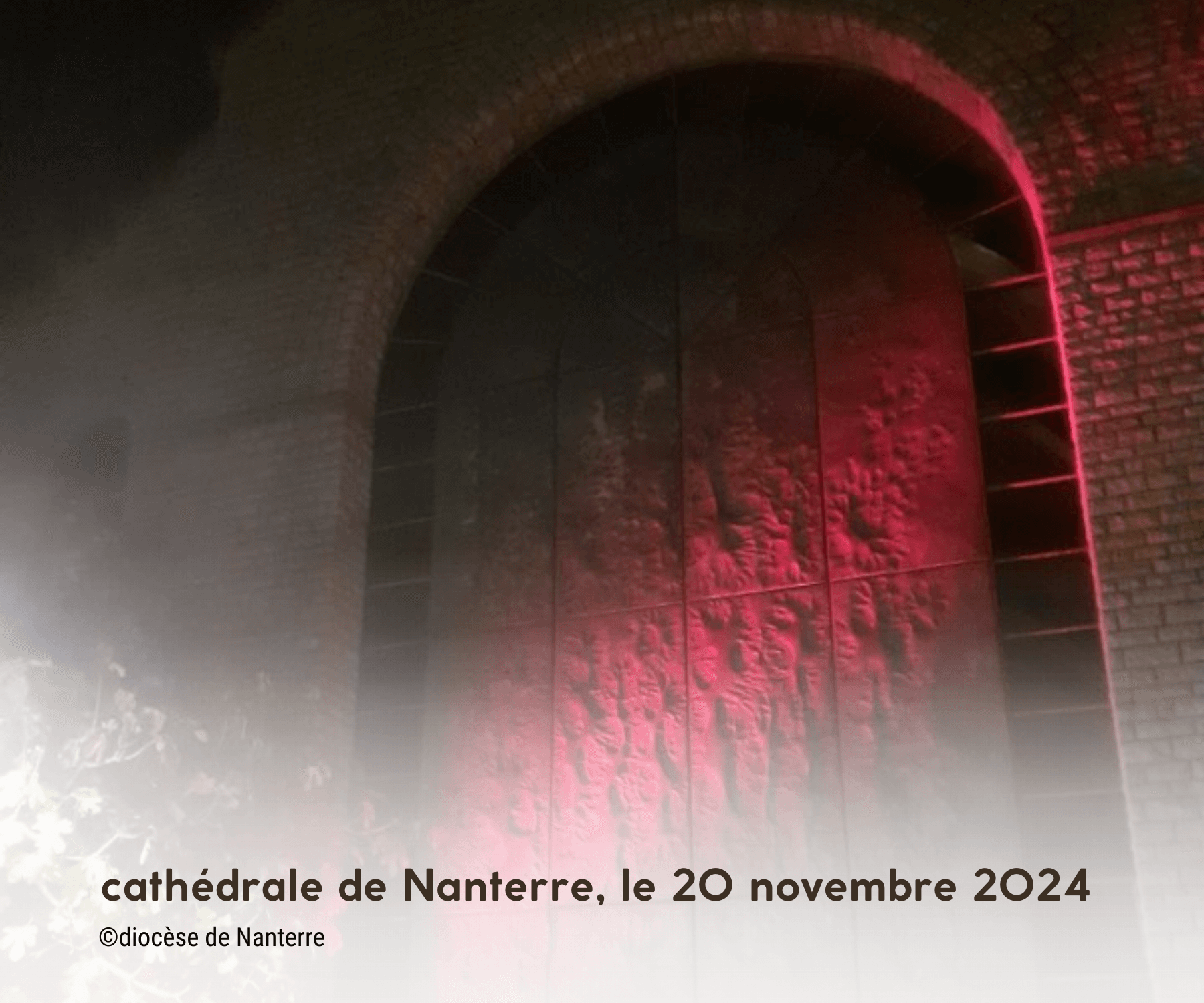 Pour la Red week de l'AED, découvrez la porte de la cathédrale de Nanterre dans les Hauts-de-Seine