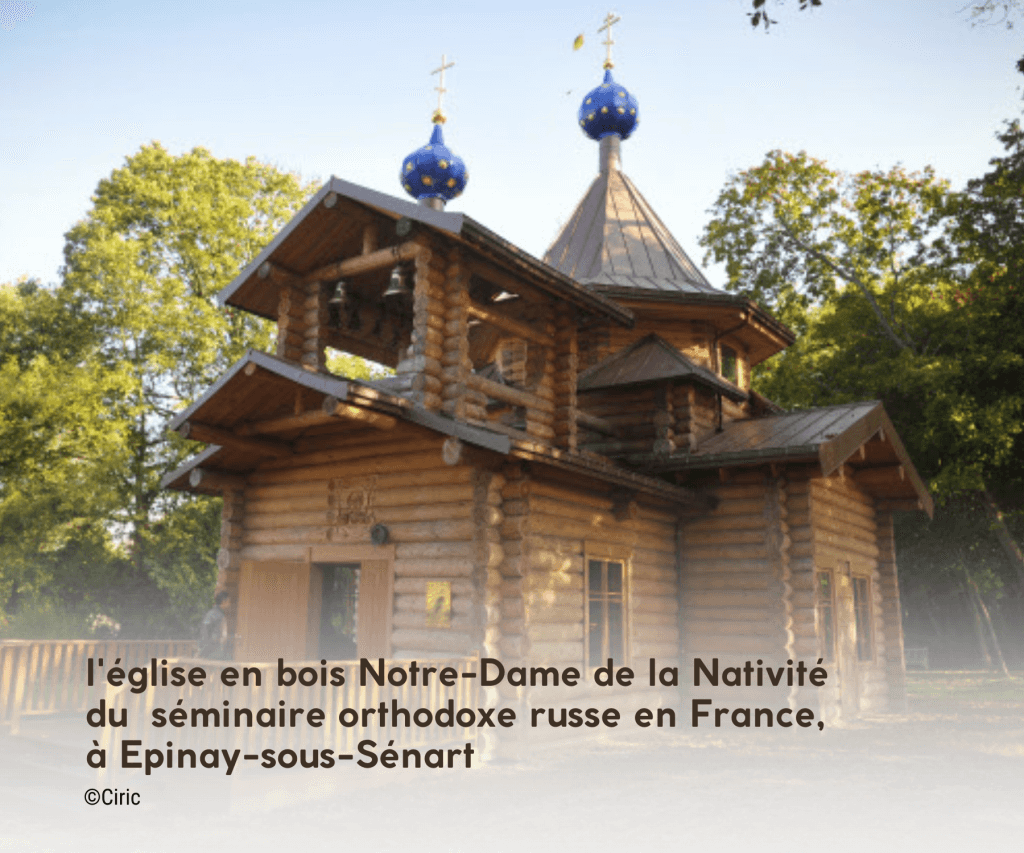 Séminaire orthodoxe d'Épinay-sous-Sénart entouré de verdure, avec son architecture traditionnelle et sa chapelle visible à l'arrière-plan