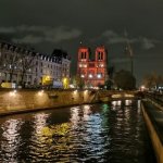 cathédrale notre-dame éclairée en rouge
