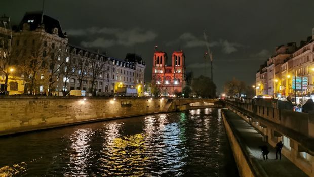 cathédrale notre-dame éclairée en rouge