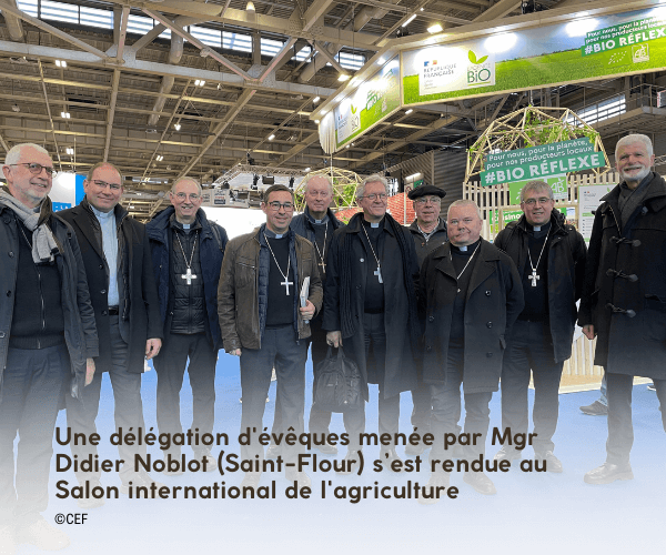 une délégation d'évêques participant au Salon de l'Agriculture à Paris en 2024, rencontrant des agriculteurs