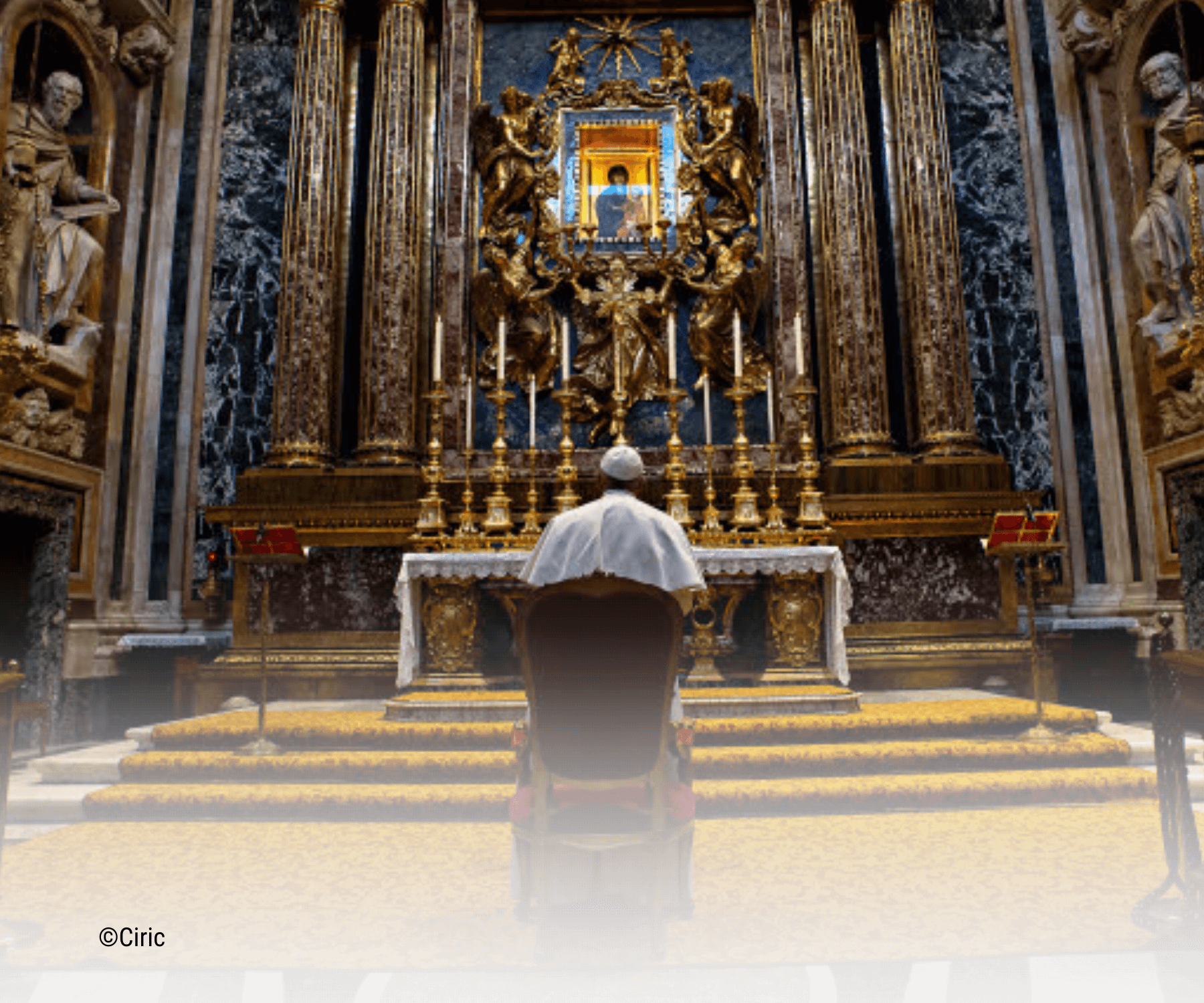 le Pape fraçois qui prie au sein de la basilique Sainte-Marie-Majeure