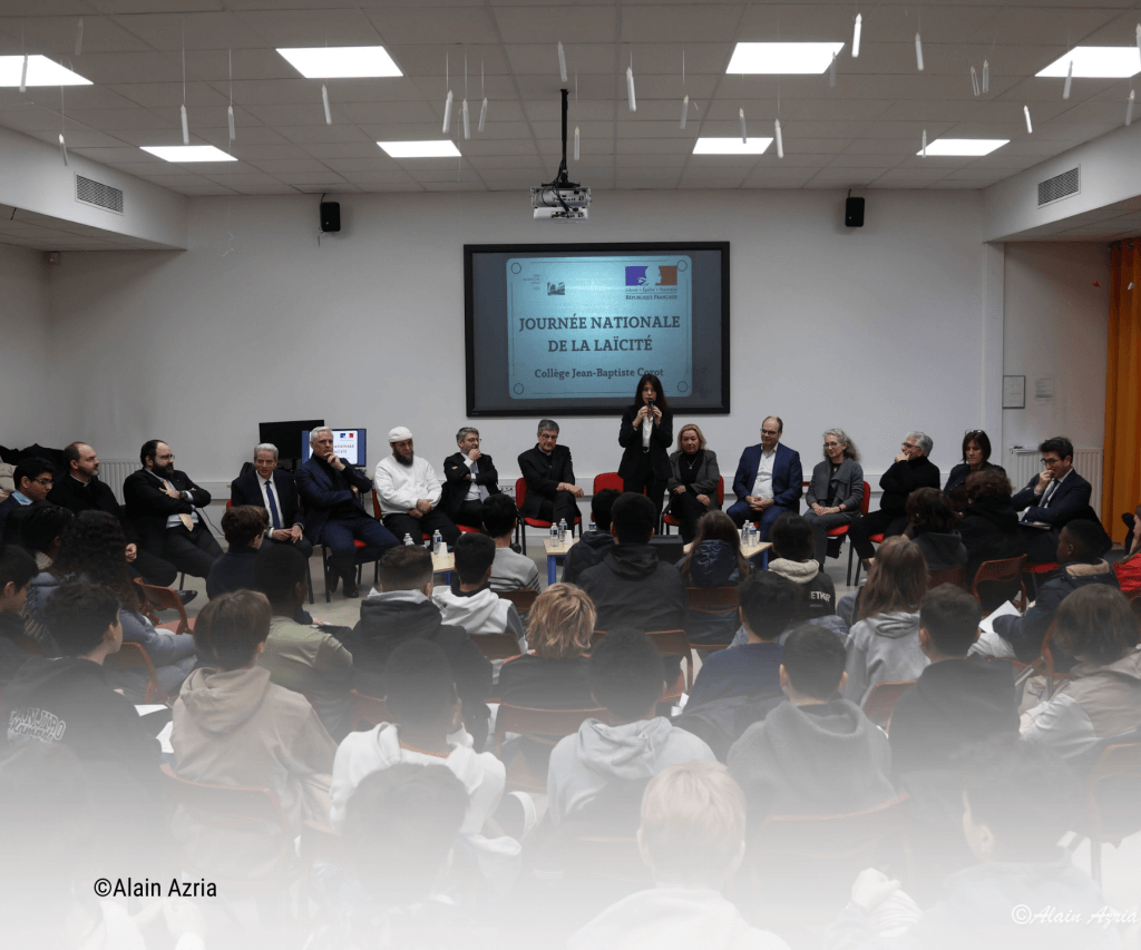 image de représentants de culte et de l'Etat devant les collégiens du Raincy