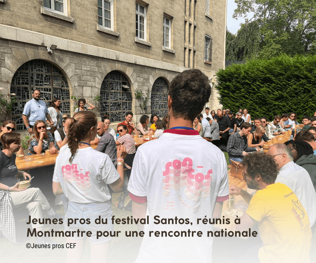 Un groupe de jeunes participants du festival Santos, souriants et enthousiastes, rassemblés sur la place de Montmartre avec la basilique du Sacré-Cœur en arrière-plan