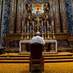 le Pape françois qui prie au sein de la basilique Sainte-Marie-Majeure