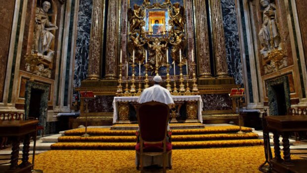 le Pape françois qui prie au sein de la basilique Sainte-Marie-Majeure