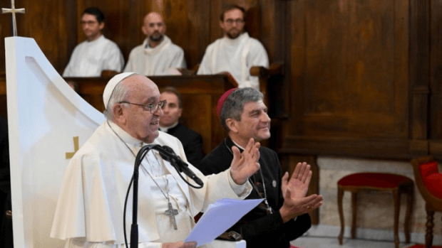 image montrant le Pape et Mgr Eric de Moulins-Beaufort