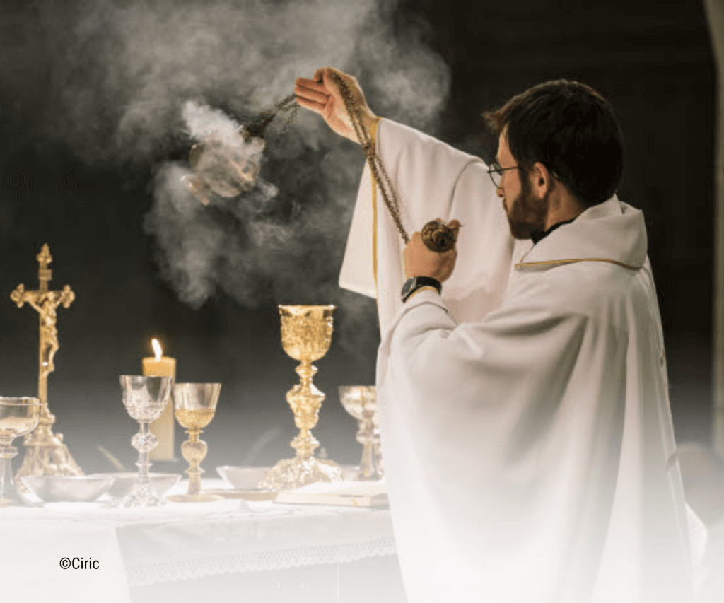 prêtre officiant la messe