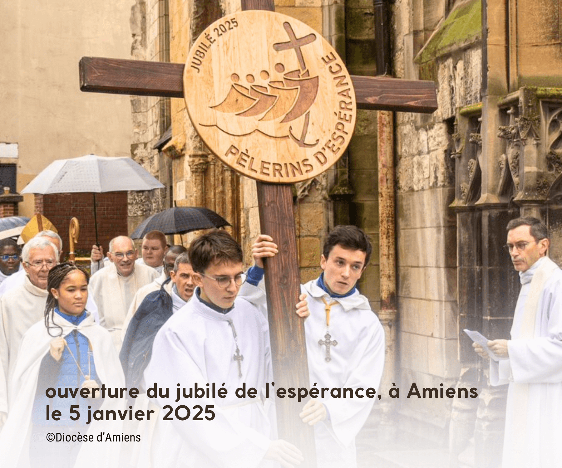 image de procession dans les rues d'Amiens pour le Jubilé 2025