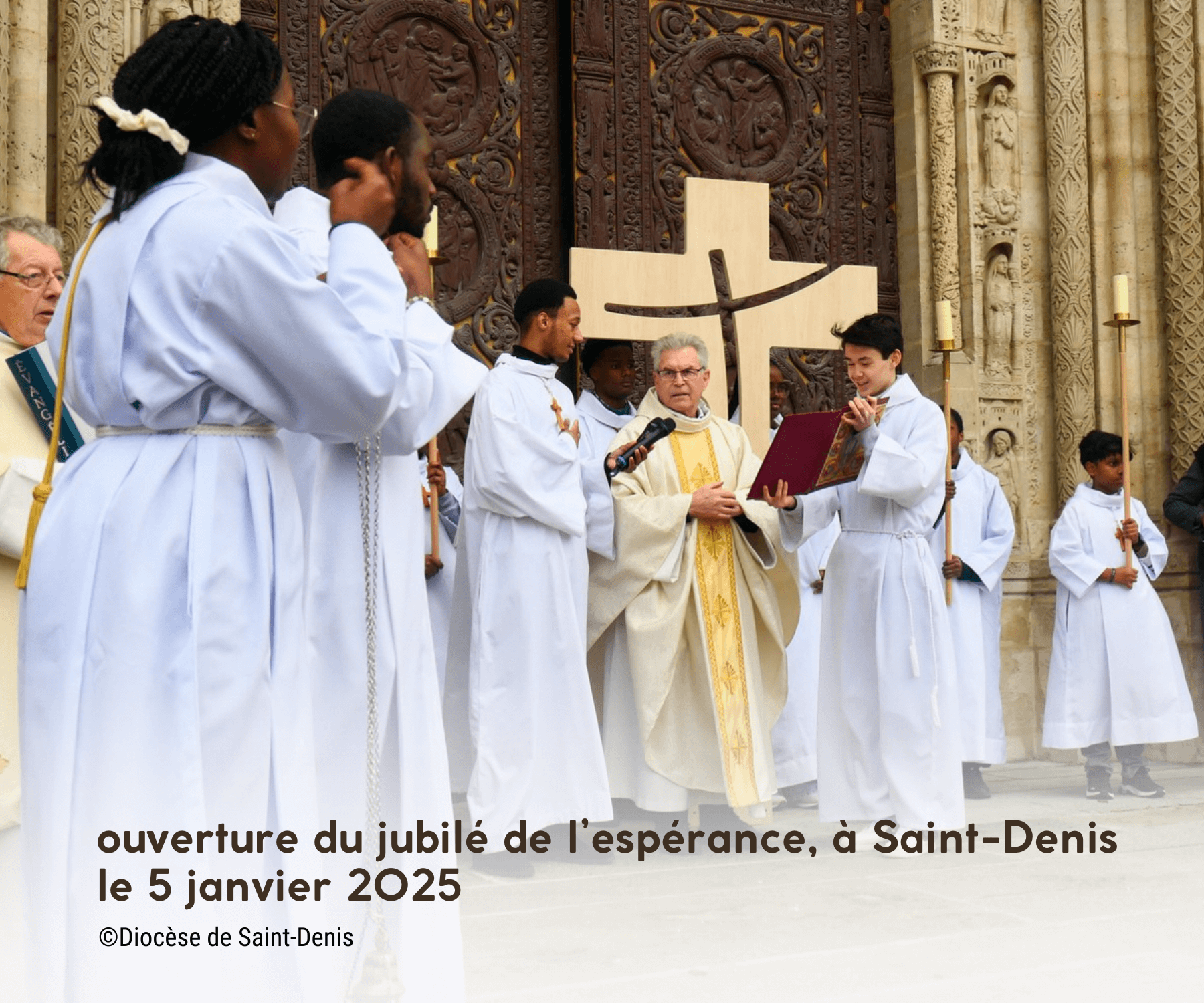 image de procession devant l'église de Saint-Denis pour le Jubilé 2025