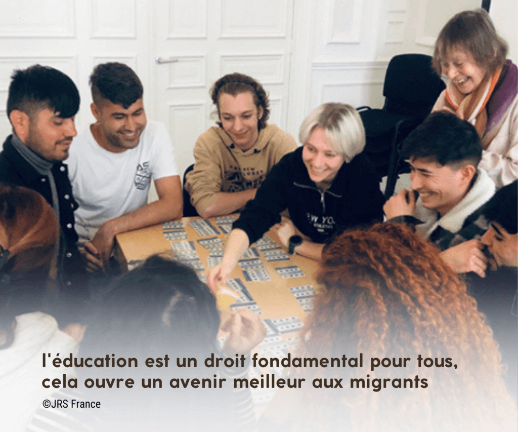 image de migrants autour d'une table