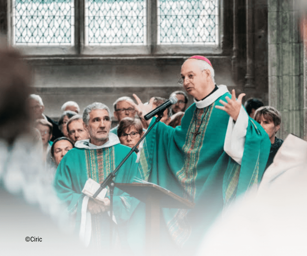 Mgr Le Boulc'h officiant la messe