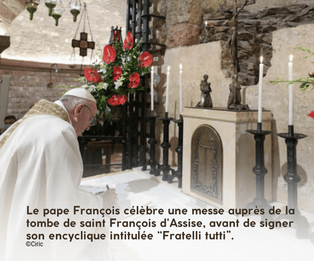 image du Pape qui signe Fratelli Tutti