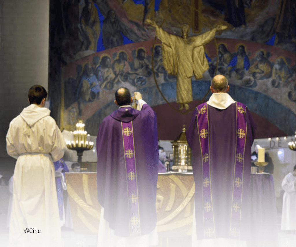 pr^tres avec une chasubles violettes officant la messe