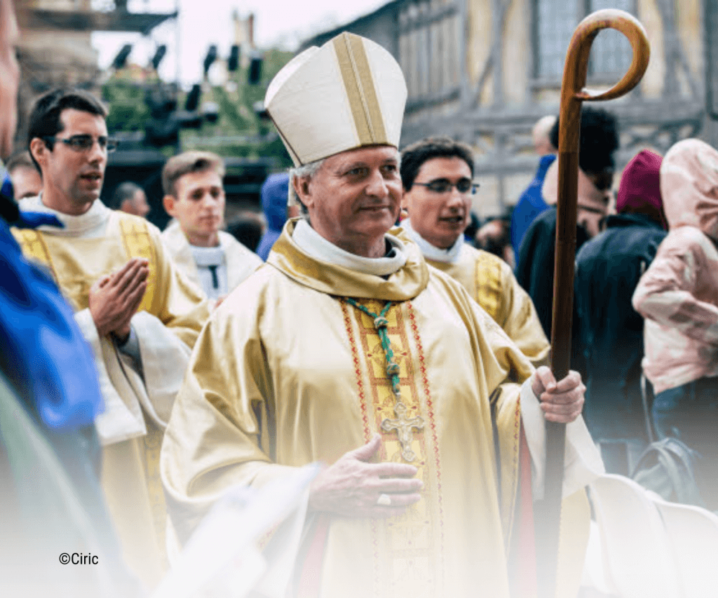 Mgr Nahmias, évêque de Meaux en chasuble doré