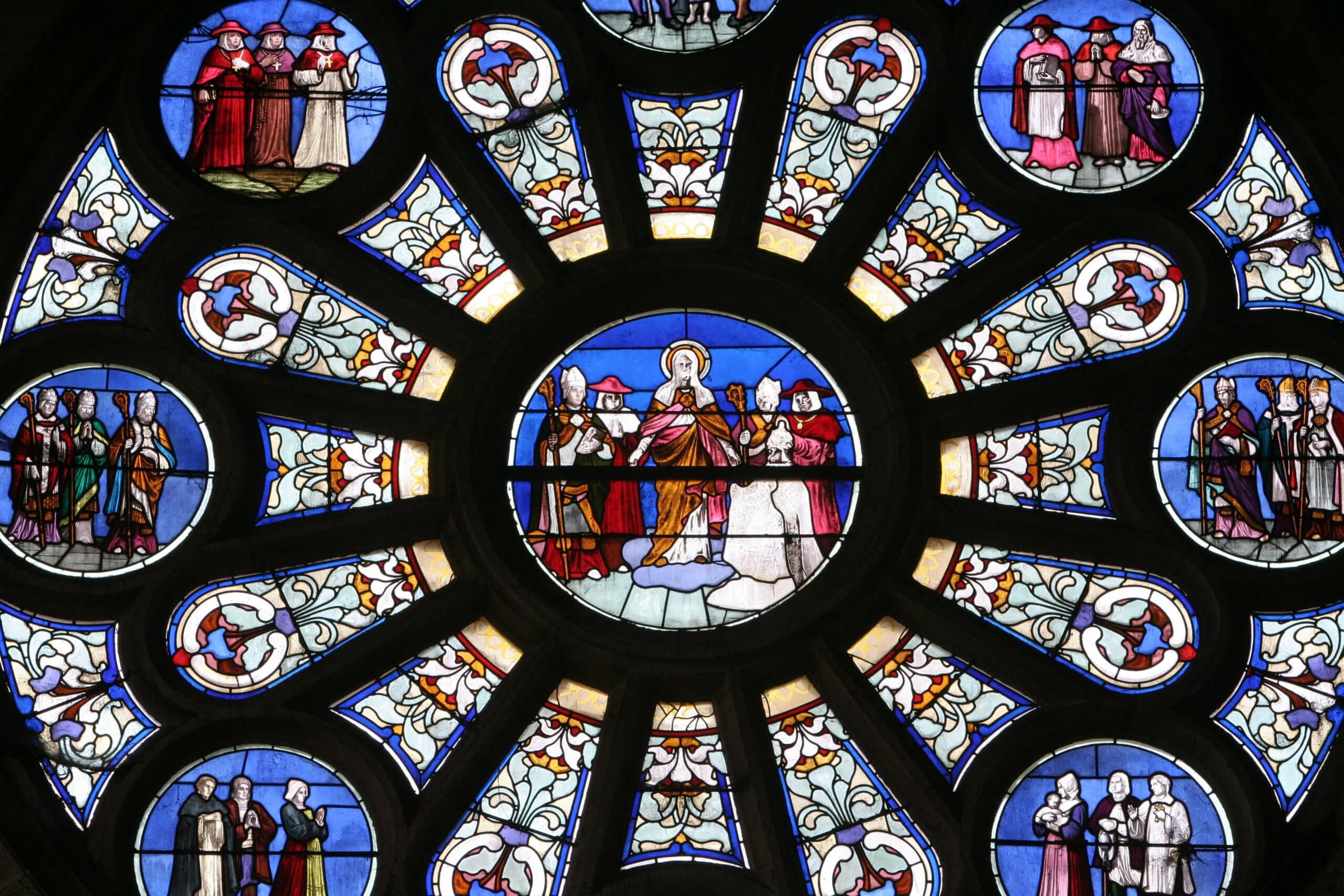 image d'un vitrail représentant saint anne d'Auray