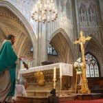 image d'un prêtre dans une église pour décrire le Temps ordinaire