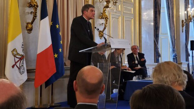 image de Mgr de Moulins-Beaufort, Président de la CEF au pupitre dans le salon du Ministère des affaires étrangères