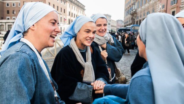 groupe de religieuses dans une rue de Rome