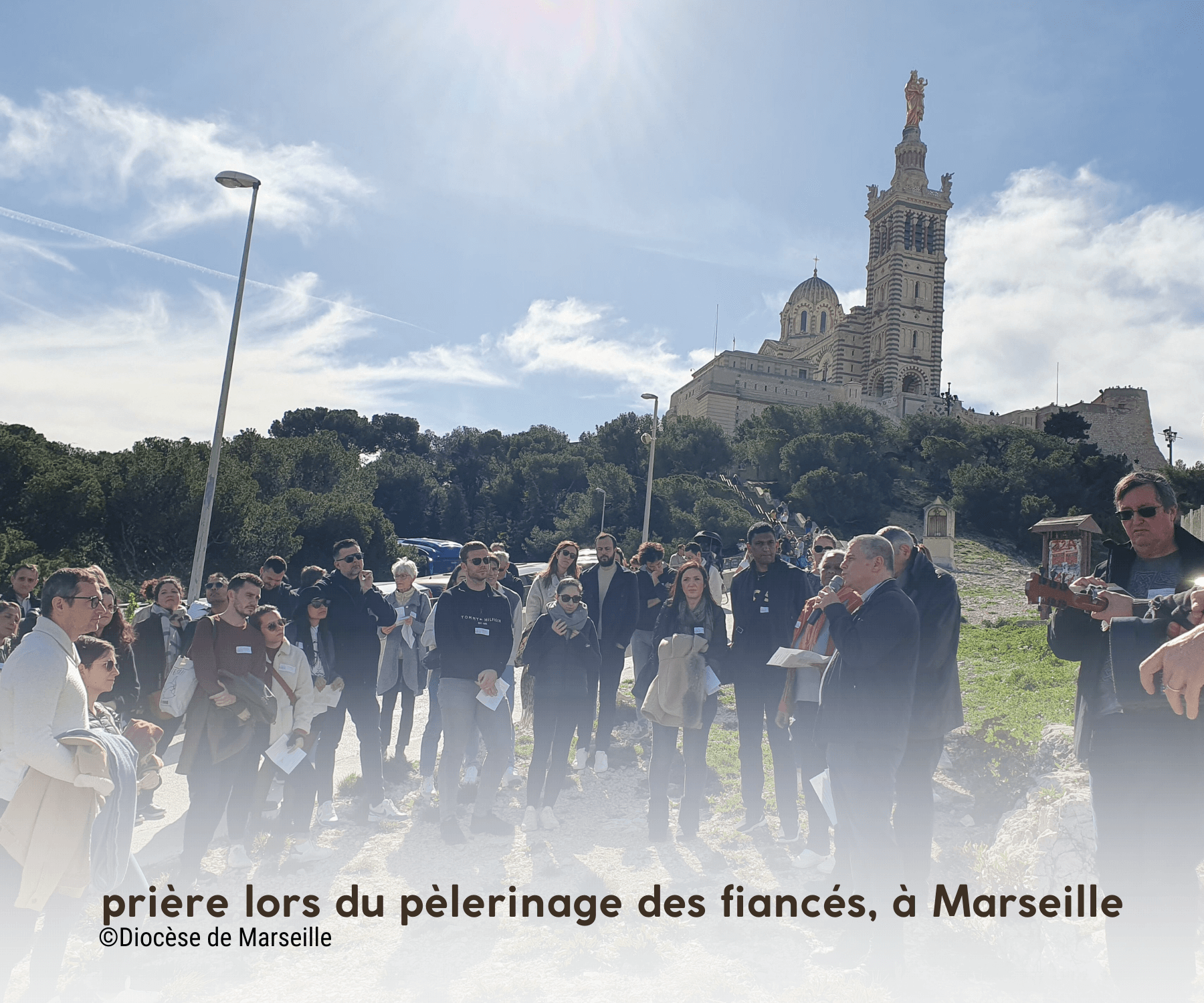 groupe de prière devant Notre-Dame de la Garde, à Marseille