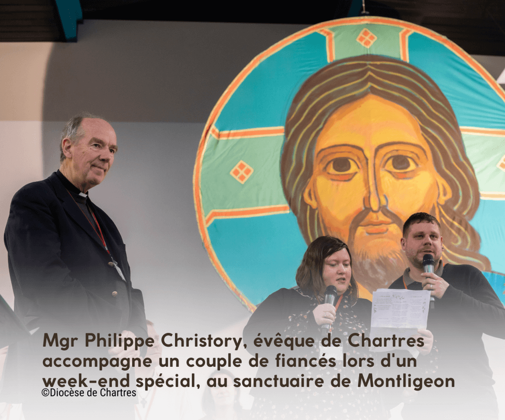 Mgr Philippe Christoy, évêque de Chartes avec un couple de fiancés