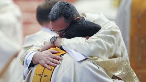 image d'ordination de prêtres pour illustrer l'intention de prière de février 2025