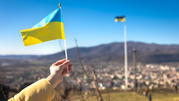 un drapeau ukrainien pour marquer les trois ans de guerre