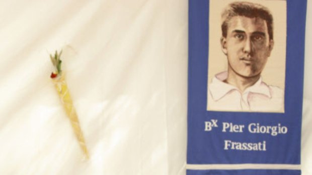 fanion montrant le portrait de Pier Giorgio Frassati