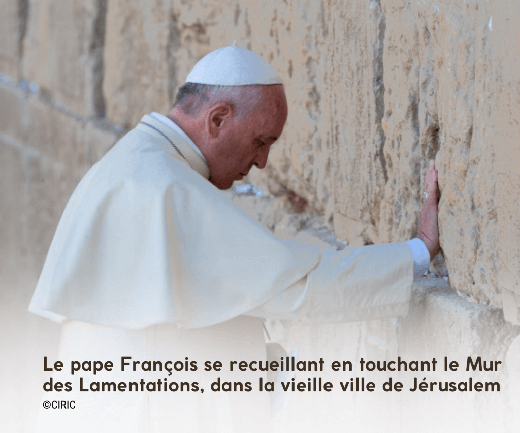 le Pape se recueillant au Mur des Lamentations, à Jérusalem