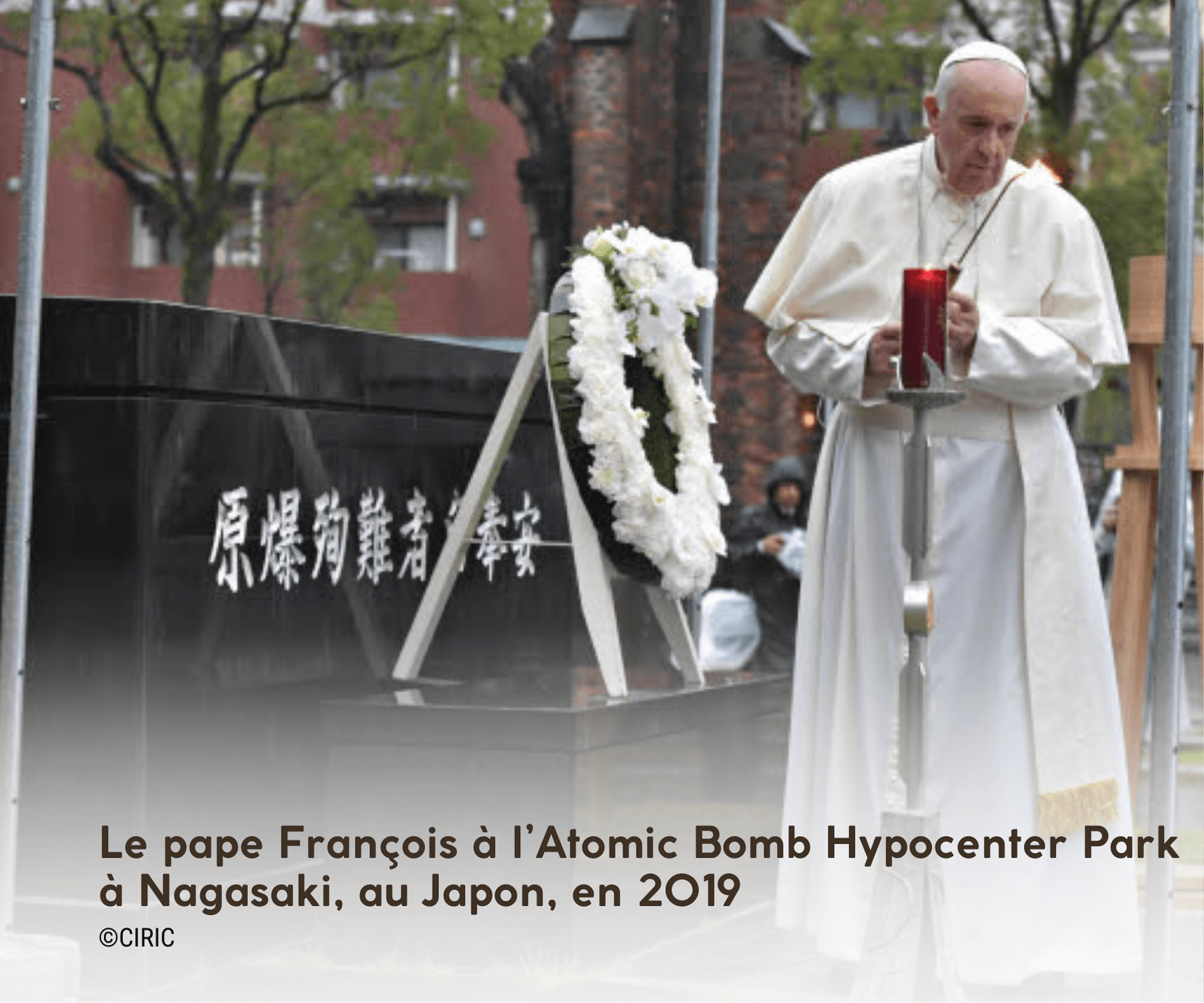 le Pape François tenant une bougie à l'Atomic Bomb Hypocenter Park