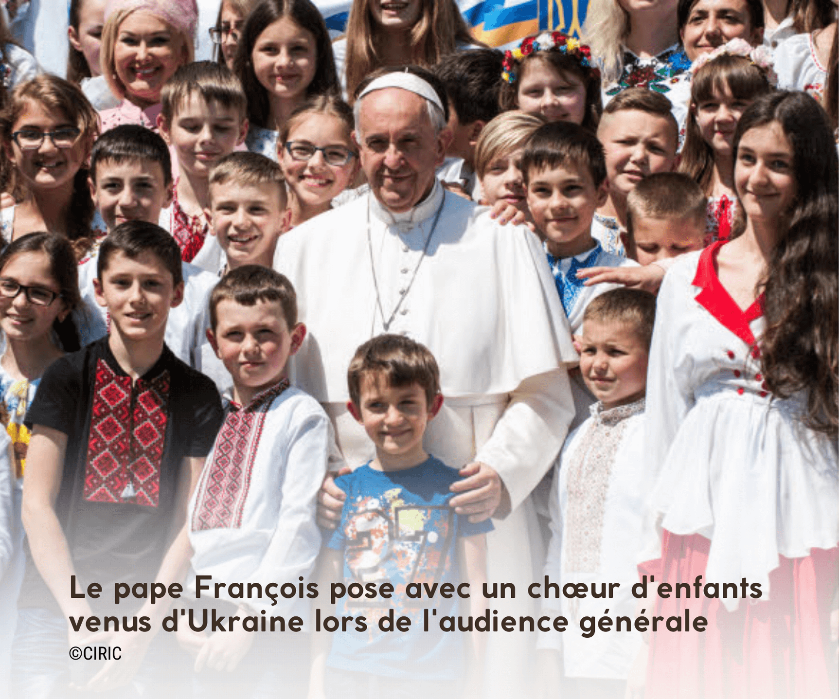 le Pape François avec un choeur d'enfants ukrainiens