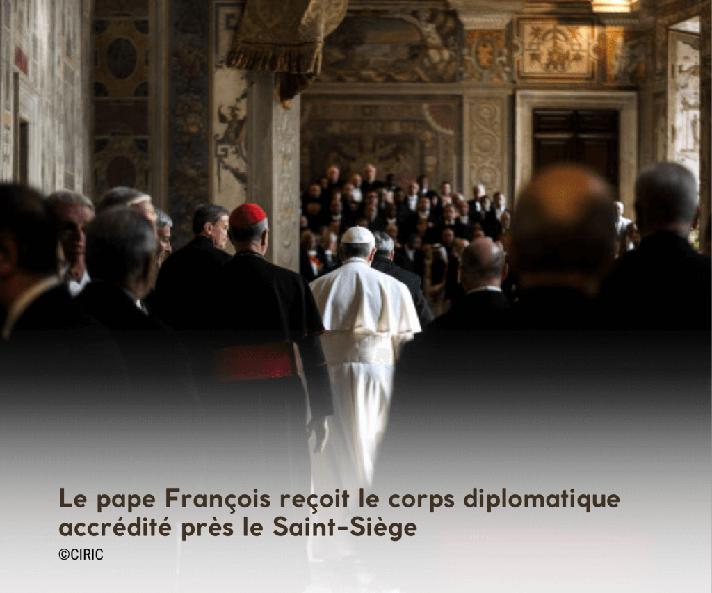 photo du pape françois qui reçoit le coprs diplomatique