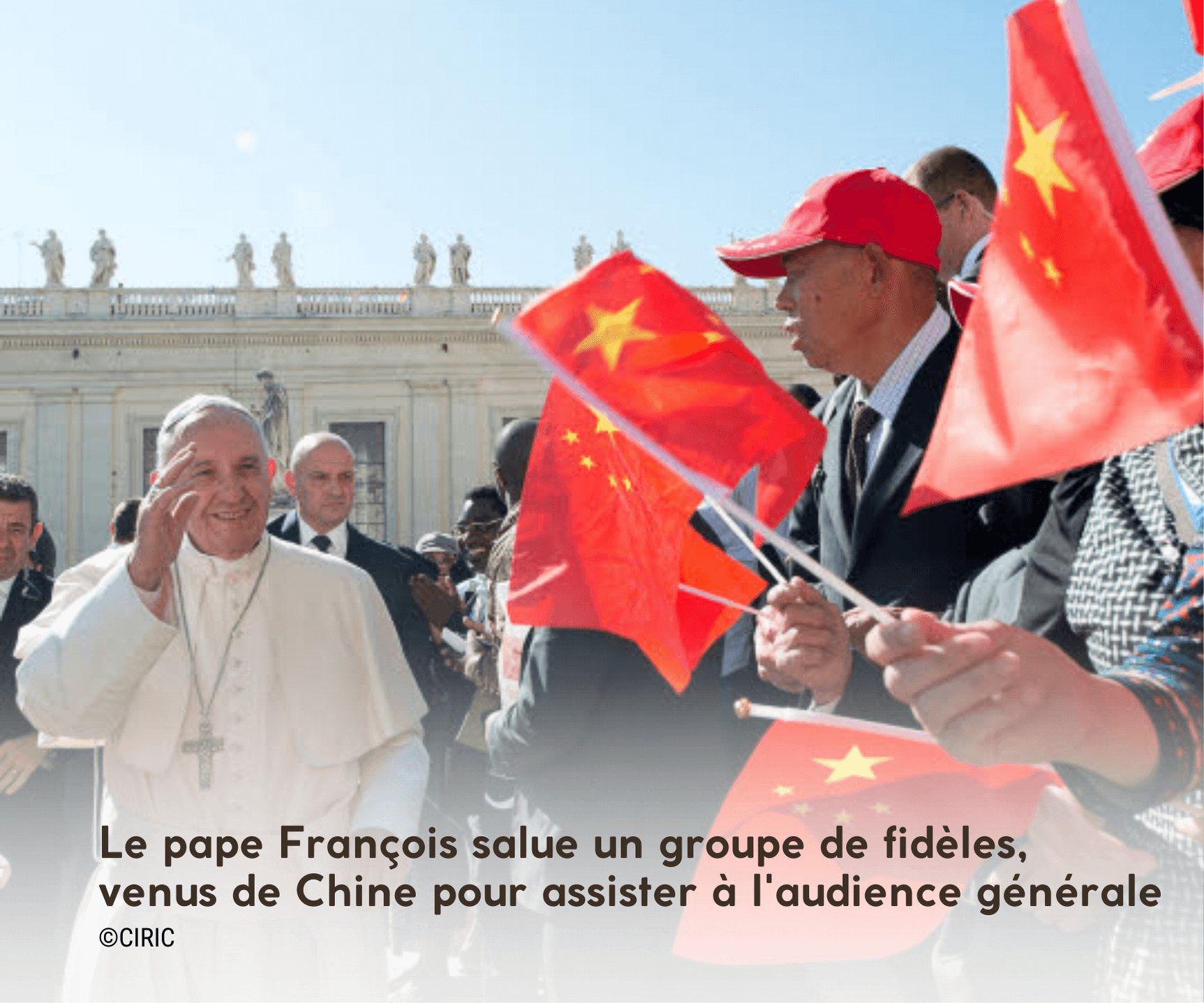 le Pape François salue un public chinois lors de l'audience générale