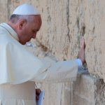 le Pape se recueillant au Mur des Lamentations, à Jérusalem