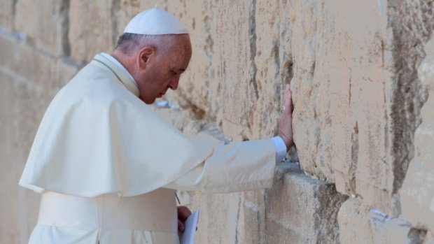 le Pape se recueillant au Mur des Lamentations, à Jérusalem