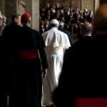 photo du pape françois qui reçoit le coprs diplomatique