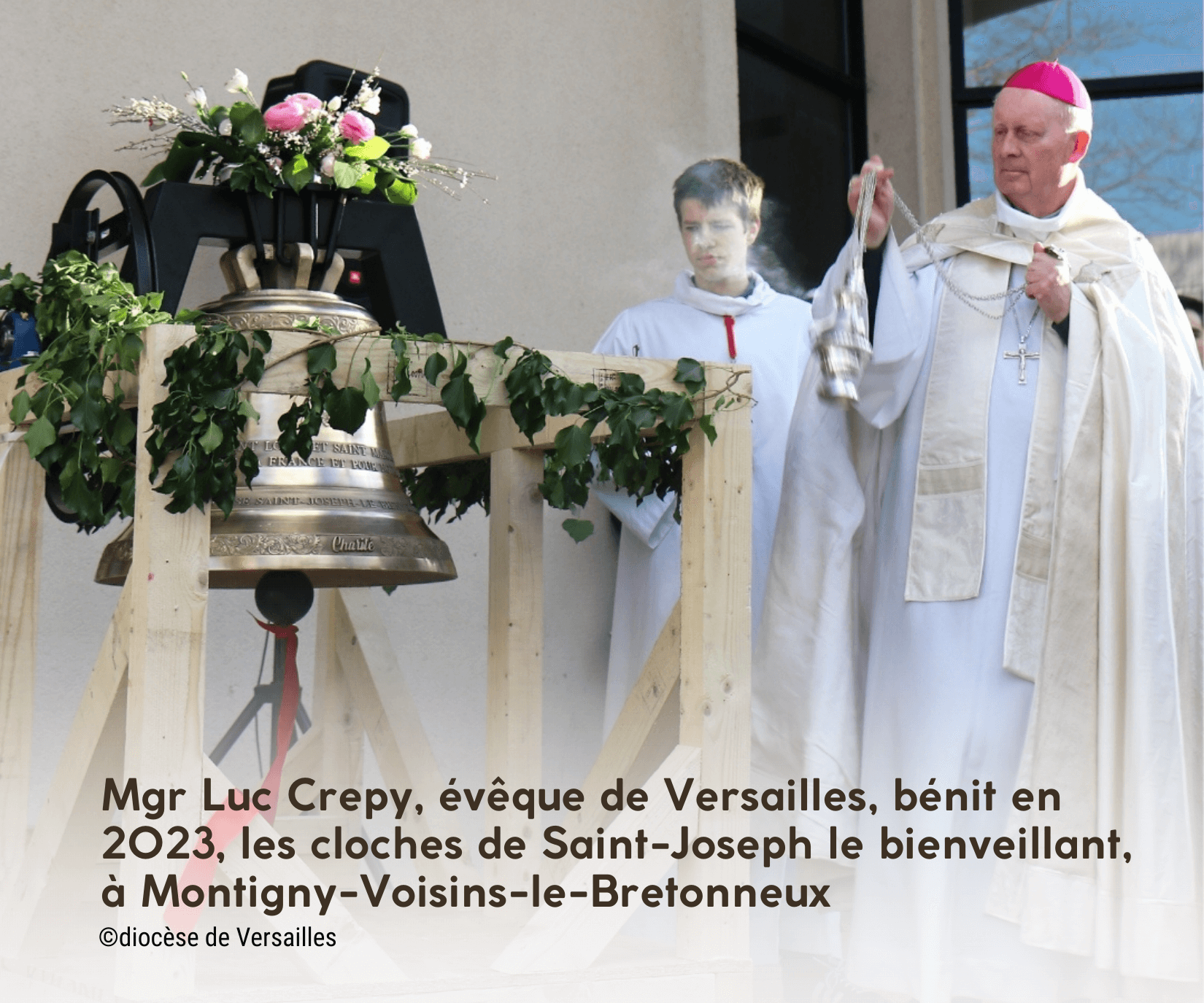 mgr crepy, évêque de Versailles bénit les cloches