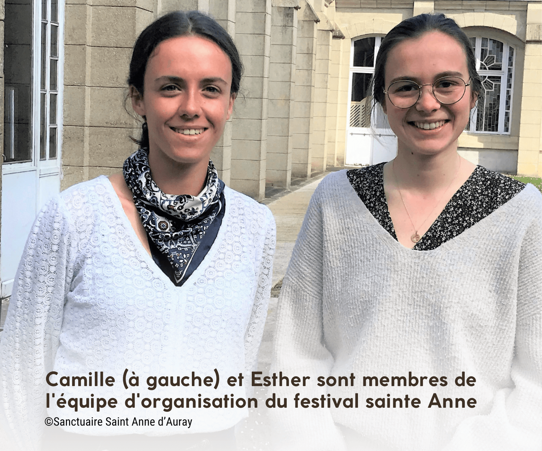 Camille et Esther, de l'équipe d'organisation du sanctuaire