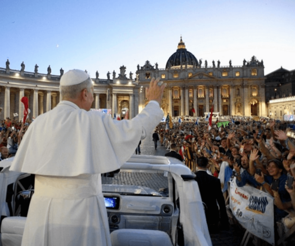 le Pape saluant la foule lors de la messe d'ouverture du Jubilé le Pape saluant la foule lors de la messe d'ouverture du Jubilé