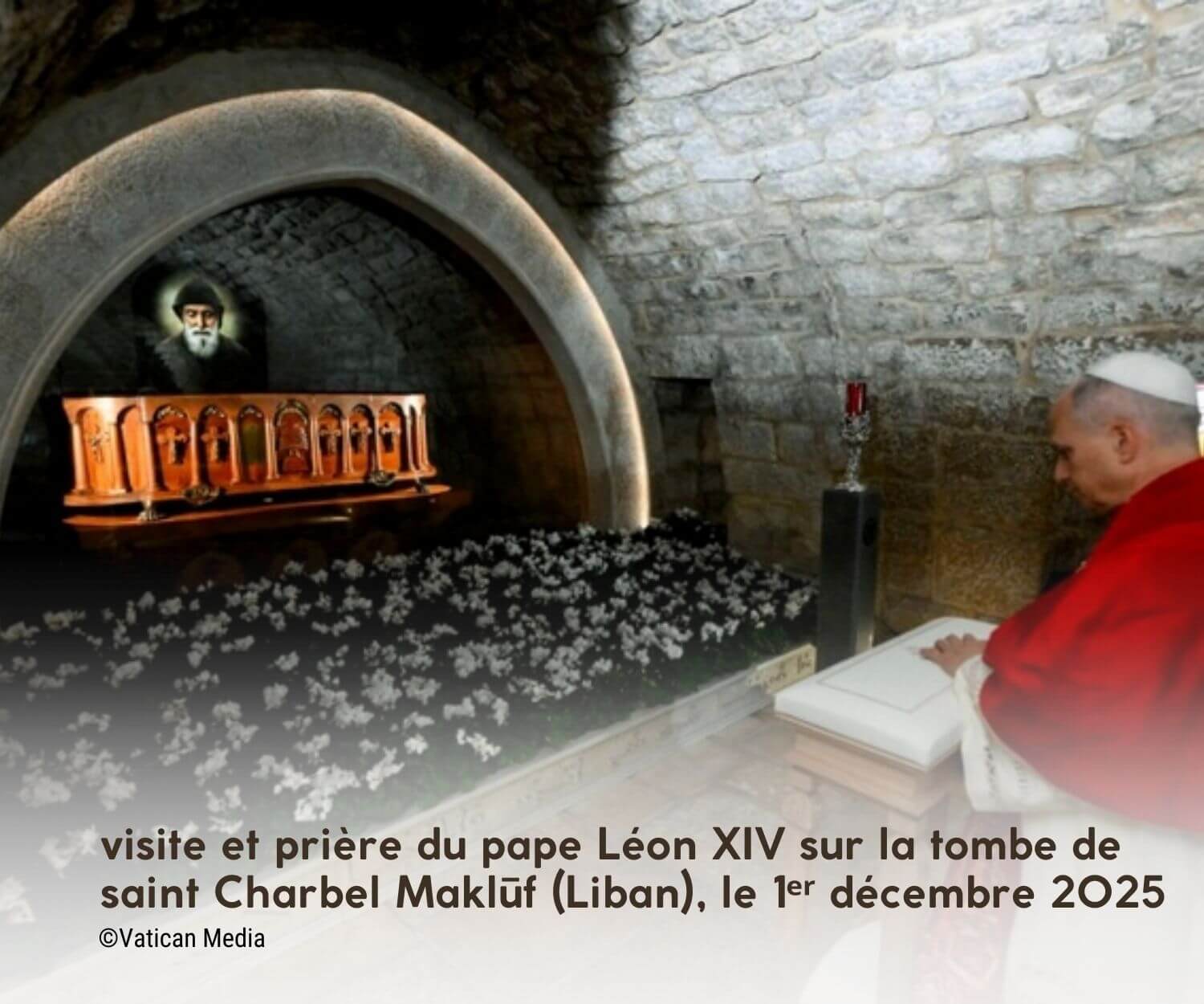 Visite et prière sur la tombe de saint Charbel,