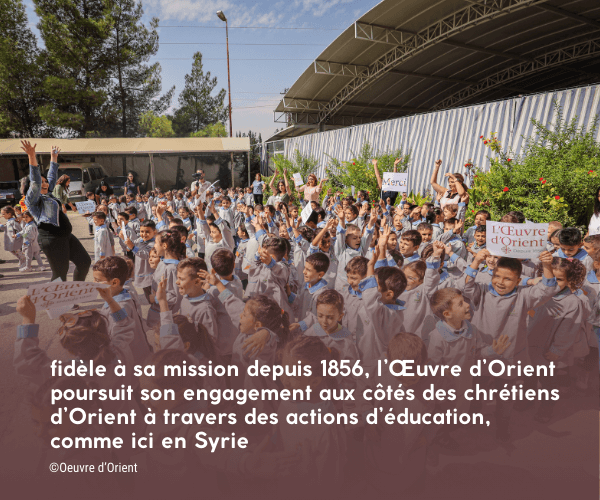 écoliers dans une cour en Syrie