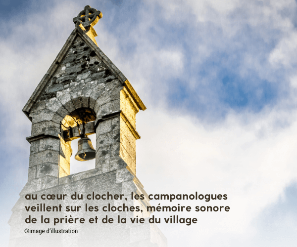 clocher d'une église dans un village