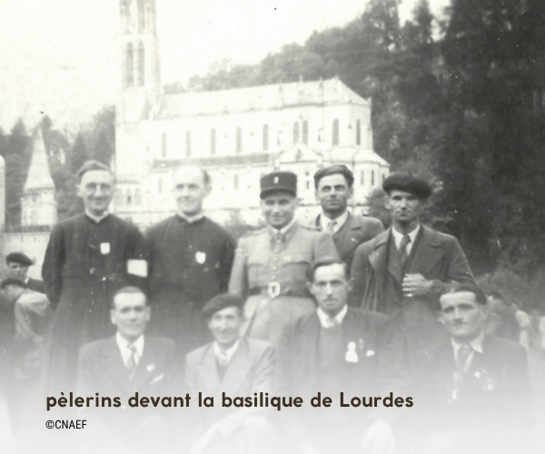 1946 : pèlerins devant la basilique