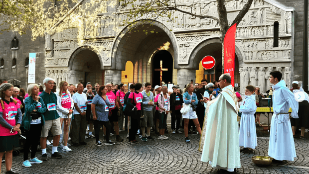 Holy Games : prière et bénédiction des marcheurs avant le départ