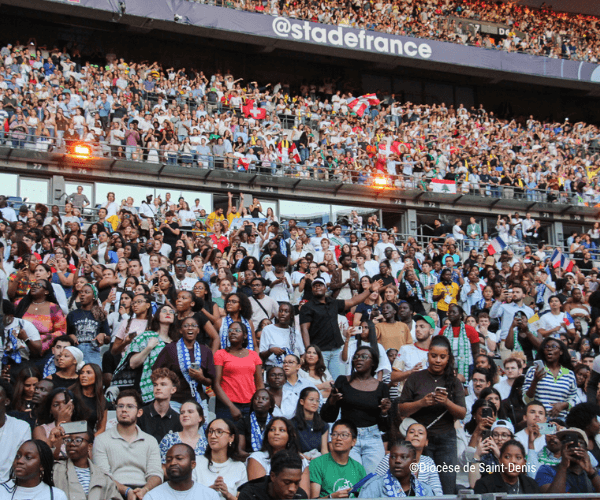 veillée au stade de France, en attendant le pape Léon XIV